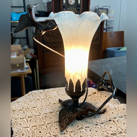 VINTAGE HUMMINGBIRD LIGHT IN EXCELLENT USED CONDITION.  IDEAL FOR BEDROOM. - Picture 4 of 5